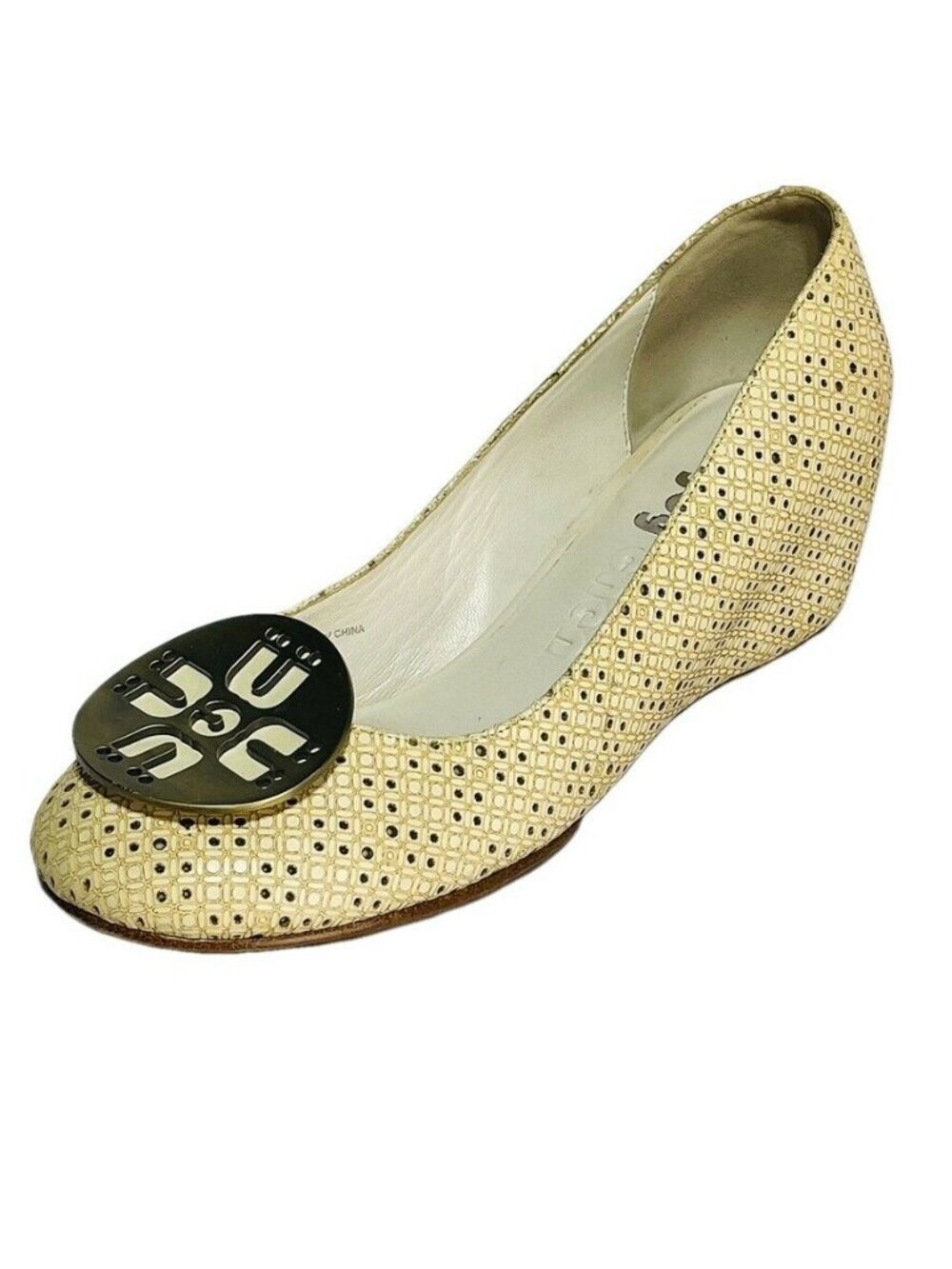 Joy Chen Womens Beige Wedge Shoes Gold Logo Medallion Size 8 - Picture 8 of 13